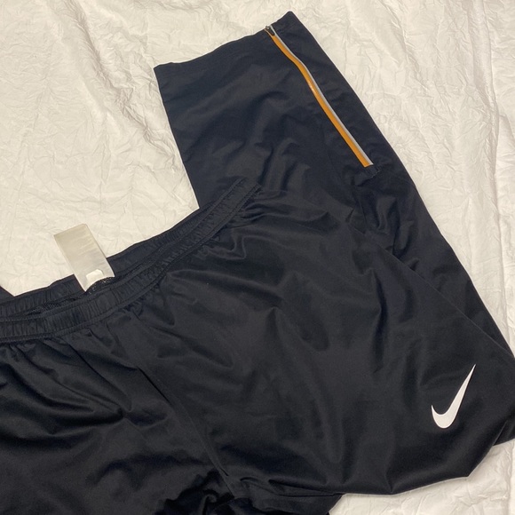 Nike Joggers - Picture 3 of 4